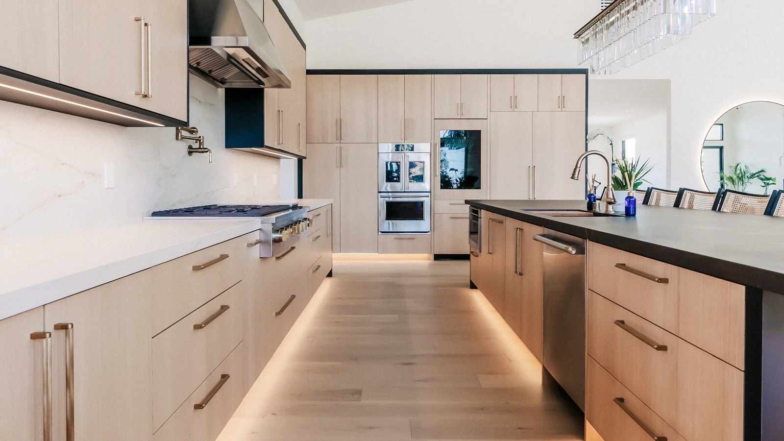 Cuisine moderne avec armoires et grand îlot