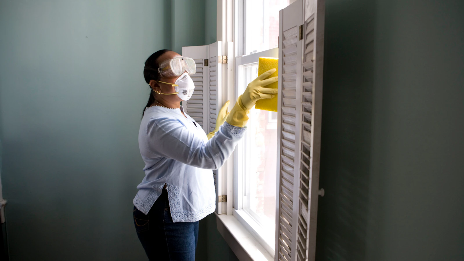 Spécialiste effectuant des travaux de décontamination