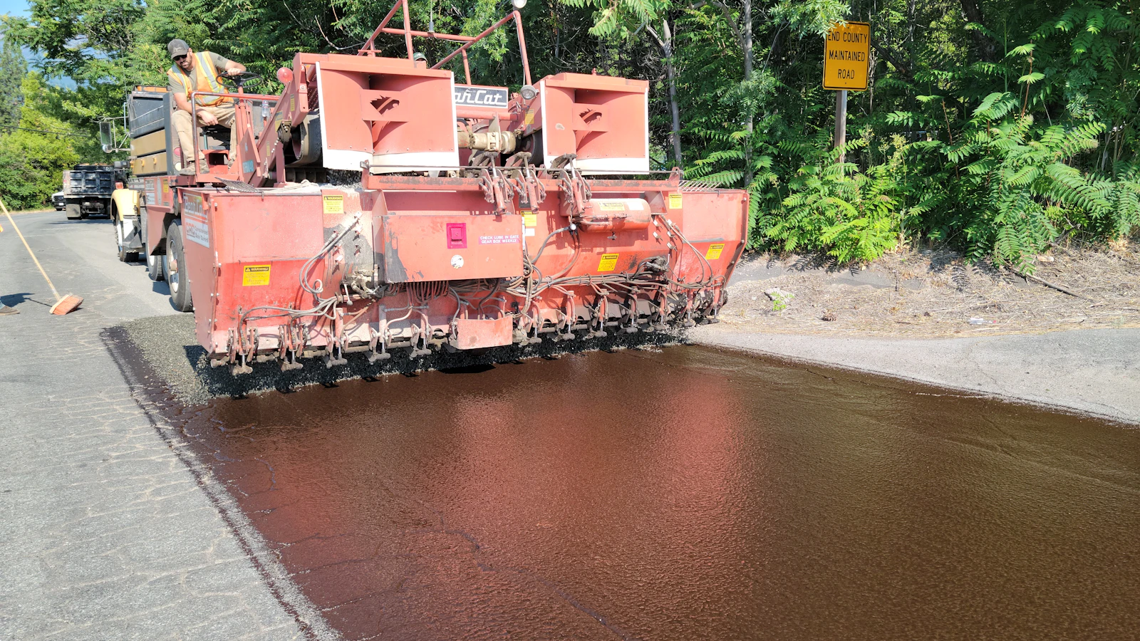 Équipe réalisant un pavage d’asphalte