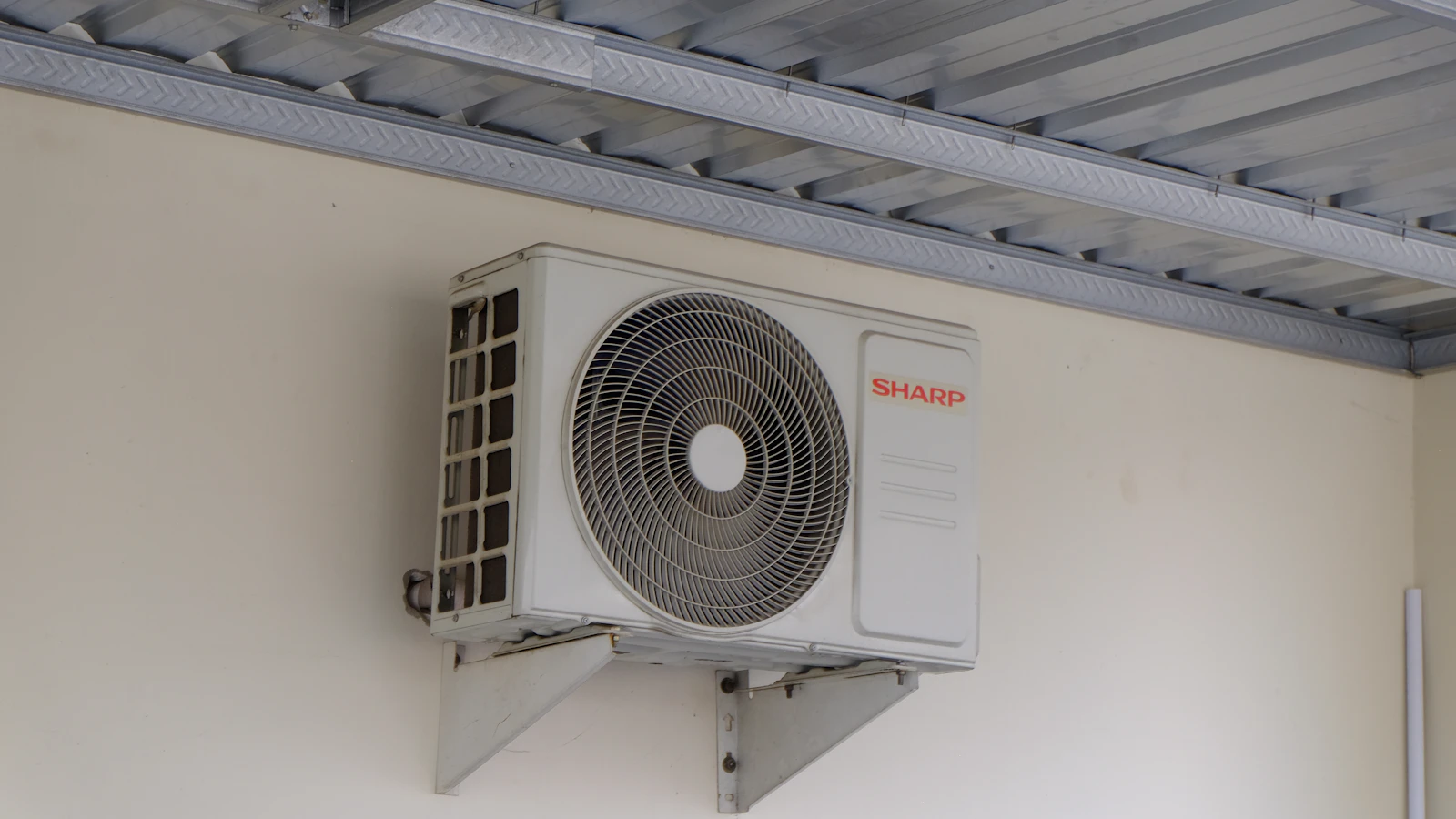 Thermopompe murale installée sur une résidence